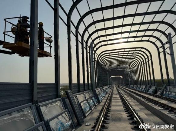 全线在建车站的通风空调,给排水及消防,动力照明系统施工已全面铺开